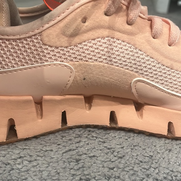 Peach 🍑 Reeboks - Picture 3 of 8